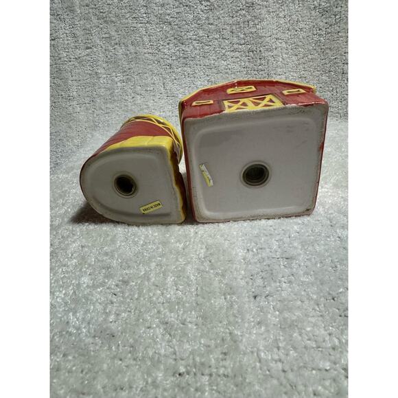 John Deere On The Farm Barn And Silo Salt and Pepper Shakers - Picture 5 of 6